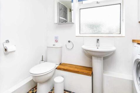 Bright, well-presented bathroom with a pedestal...