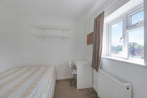 Bright, tidy single bedroom with a comfortable ...