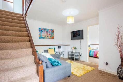 Bright, well-presented living room with comfort...