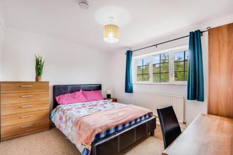 Bright, neatly presented double bedroom with a ...
