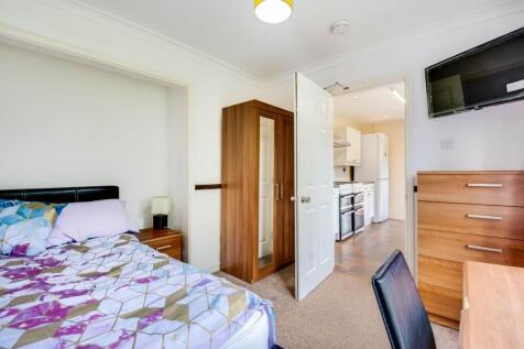 Bright, well-presented bedroom with a double be...