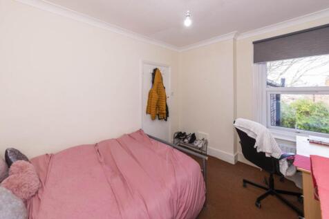 Cozy double bedroom with a comfortable double b...