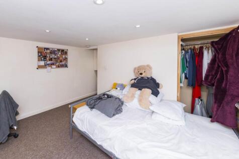 Bright, simply furnished double bedroom with a ...