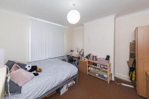 Bright, tidy furnished bedroom with a comfortab...