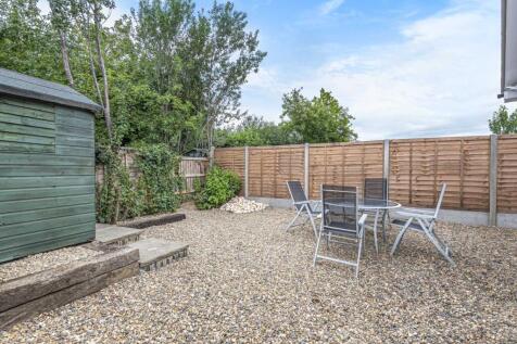 Low-maintenance private garden with gravel land...