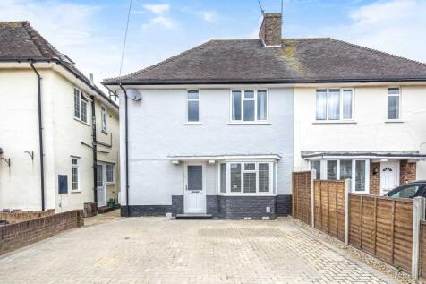 Well-presented semi-detached property with a pa...
