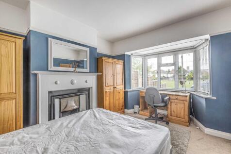 Bright, well-presented double bedroom with a ba...