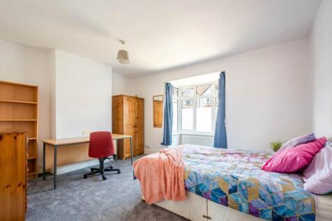 Bright, well-presented double bedroom with a la...