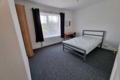 Bright, simply furnished double bedroom with a ...