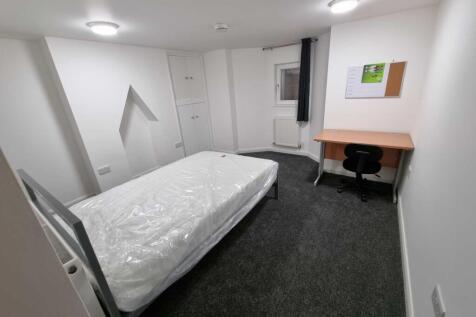 Neat single bedroom with a fitted bed, study de...