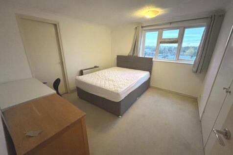 Bright, neatly presented double bedroom with a ...