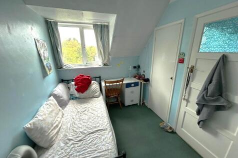 Bright, neatly presented single bedroom with a ...