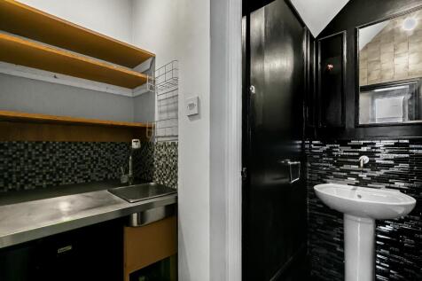 Shop Kitchenette &amp; W.C.