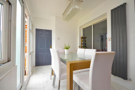 3 Bedroom Mid-terraced House
