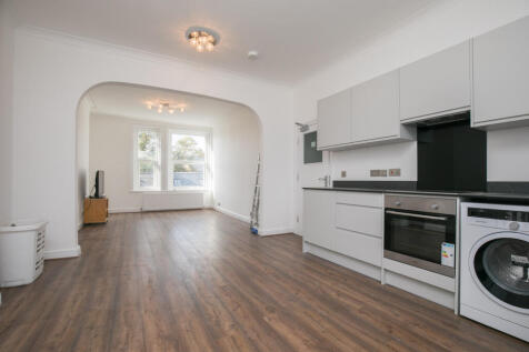 Four bedroom flat located within Wimbledon Villag