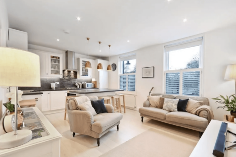 18B Clapham Common SW4 7AB
