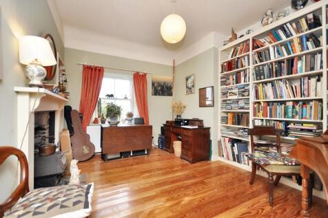 Bedroom/ Study