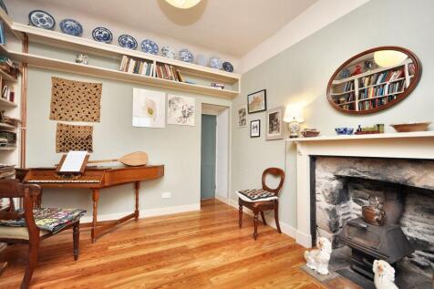 Bedroom/ Study