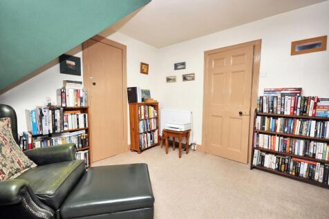 Bedroom/ Study