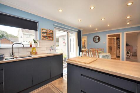 Kitchen/ Dining Area