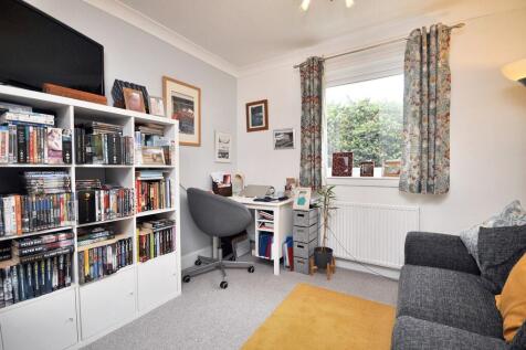 Bedroom/ Study