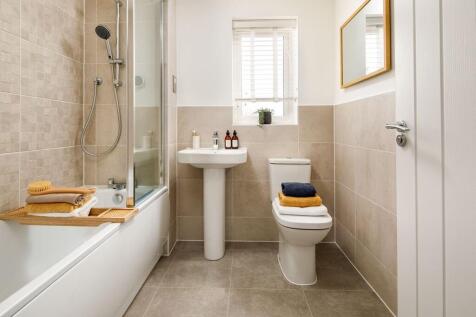 Family-sized bathroom with high quality fixtures and fittings