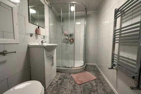 56BRN bathroom (2).jpg