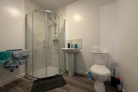 62B bathroom (2).jpg