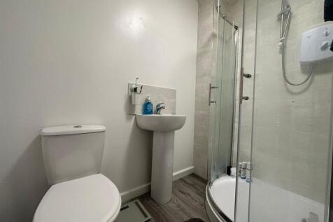 62B bathroom (3).jpg