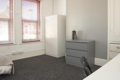 pains-road-1-6-bed-house  (22).jpg