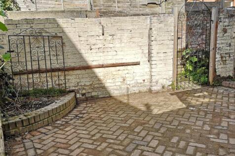 britannia-road-north-1-6-bed-house (49).jpg