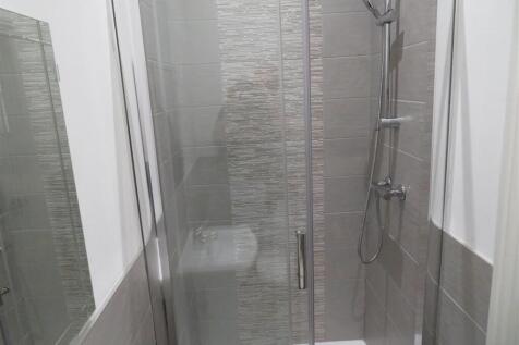 63 Fawcett Room 1 ensuite.JPG