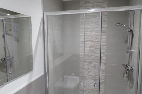 63 Fawcett Room 5 ensuite.JPG