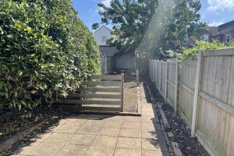 42 Brompton Garden.JPEG