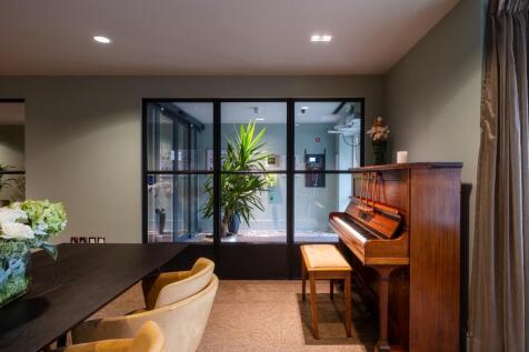 Village Lounge 