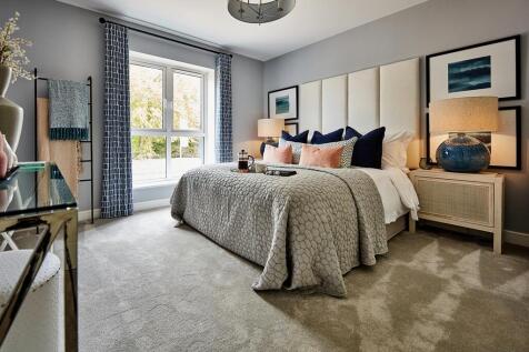 King-size bedroom with en suite