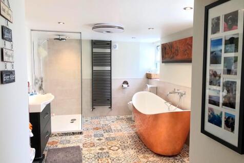 basement bathroom.jpg