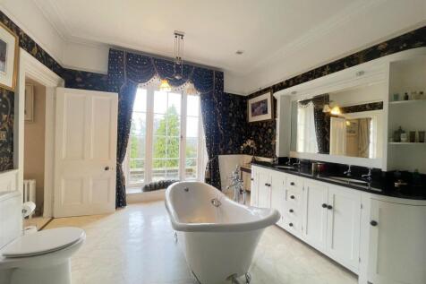 bedroom1 ensuite.JPG