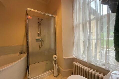 bedroom3 ensuite.JPG