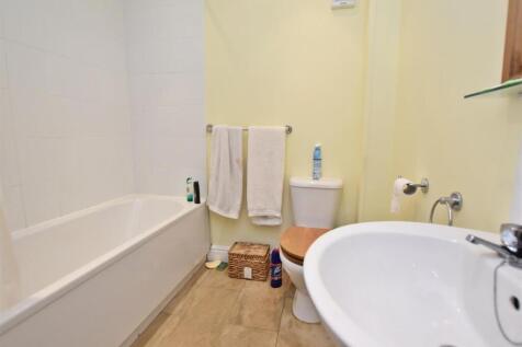 DDP04920 bathroom 2.JPG