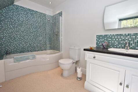 DDP05109 bed 2 en suite.JPG