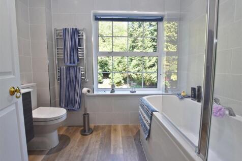 DDP05109 family bathroom.JPG