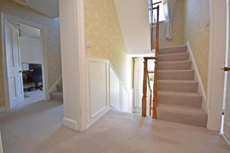 Landing to twin staircases.JPG