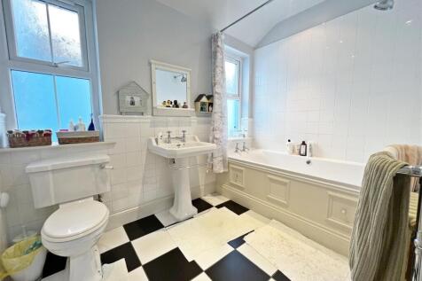 DDP05426 bathroom.JPG