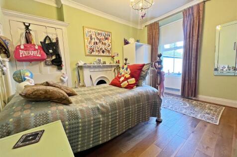 DDP05426 bed 2.JPG