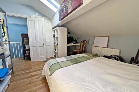DDP05426 bed 3.JPG