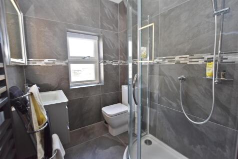 DDP05084 upstairs shower room.JPG