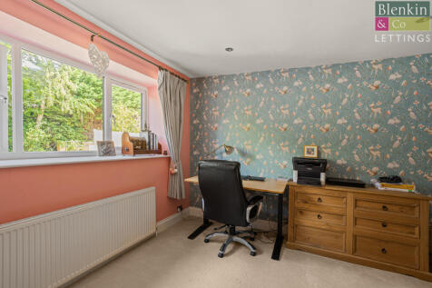Bedroom/ Study