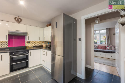 Crambeck Village 36 Kitchen-3