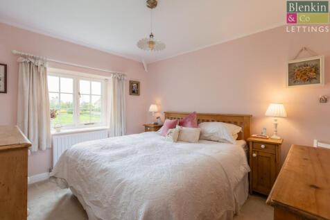 Spring Cottage Bedroom 1-1